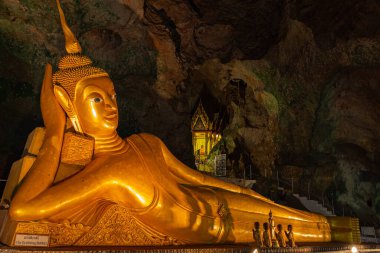 Çar Tapınağı Krabi Tayland 'daki mağarada uzanan güzel altın Buda..