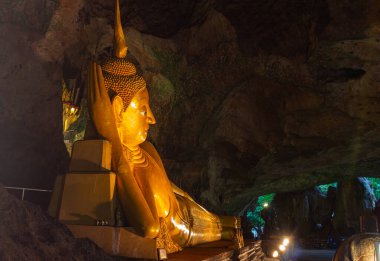 Çar Tapınağı Krabi Tayland 'daki mağarada uzanan güzel altın Buda..