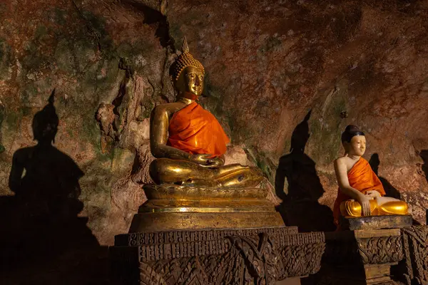 .Çar tapınağı Krabi Tayland 'daki mağarada güzel altın Buda. Enfes ve eski tapınak harabe ama Buda tamamen mükemmel...