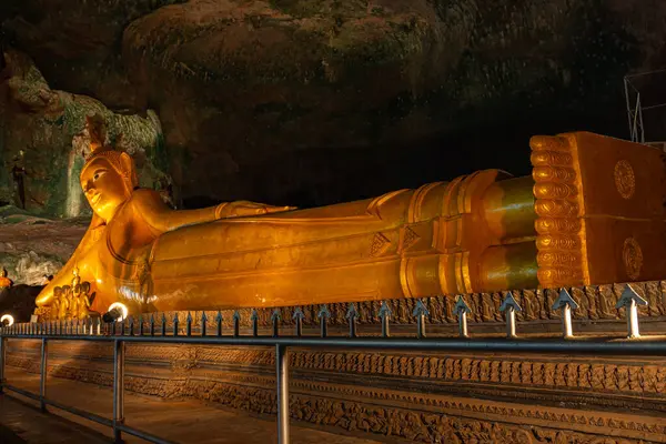 Çar Tapınağı Krabi Tayland 'daki mağarada uzanan güzel altın Buda..