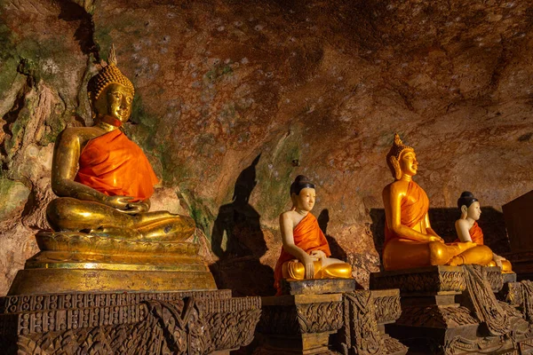 タイのタンザール寺院の洞窟にある美しい黄金の仏 絶妙で古代 寺院は破壊されていますが 仏陀は完全に完璧です ストック写真