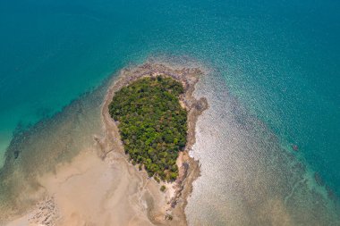 Kwang sahilindeki mavi deniz ve beyaz kumsal.