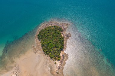 Kwang sahilindeki mavi deniz ve beyaz kumsal.