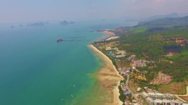 Kwang sahilindeki hava manzaralı mavi deniz ve beyaz uzun plaj Krabi.manzara beyaz kumlu plaj... .dramatik doğa renkli deniz manzarası.