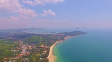 Kwang sahilindeki hava manzaralı mavi deniz ve beyaz uzun plaj Krabi.manzara beyaz kumlu plaj... .dramatik doğa renkli deniz manzarası.