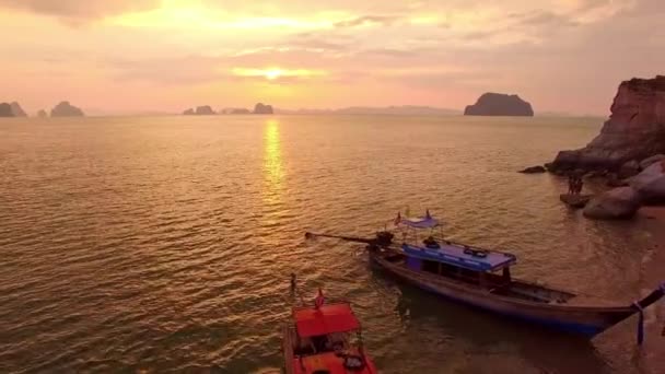 Långstjärtade Båtar Väntar Turister För Att Besöka Den Egendomligt Formade — Stockvideo