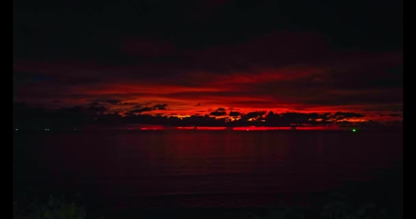 空中を見る 海の上のトワイライトで素晴らしい赤い空 — ストック動画