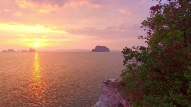 Luftaufnahme Atemberaubend Gelben Himmel Atemberaubendem Sonnenuntergang Über Den Inseln — Stockvideo