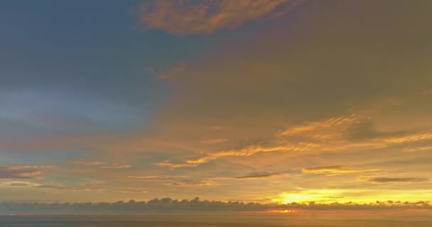Vista Aérea Escena Colorida Nube Amarilla Romántico Cielo Soleado Sobre — Vídeos de Stock