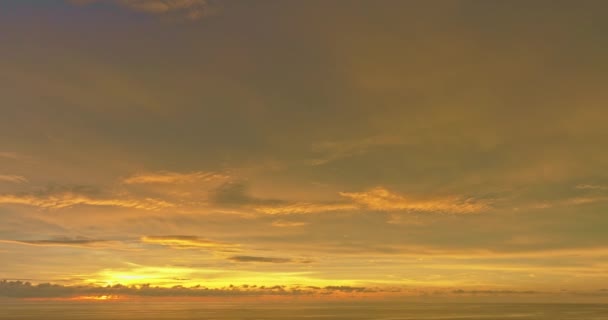 Vista Aérea Paisagem Luz Amarela Belo Pôr Sol Acima Oceano — Vídeo de Stock