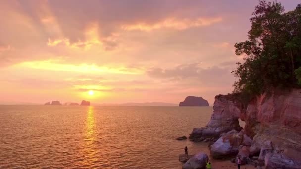 Turister Beundrer Den Smukke Hule Smukt Farvede Klippeformationer – Stock-video