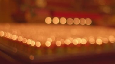 Sunak masasında mum ışığı Bokeh.
