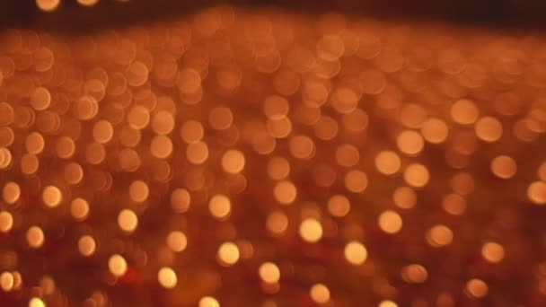神龛祭台上的烛光波克 戴着橙色 黄色眼镜的蜡烛放在神龛的桌子上举行宗教仪式 是的烛光背景的Bokeh — 图库视频影像