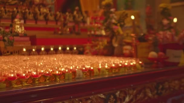 Bokeh Velas Uma Mesa Altar Santuário Velas Copos Amarelo Alaranjados — Vídeo de Stock