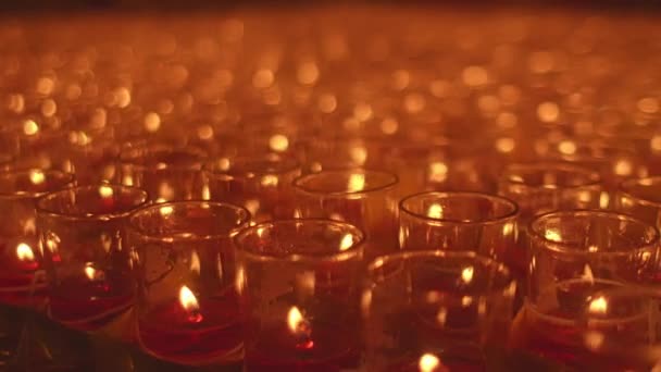 神坛桌上的烛光一闪一闪 戴着橙色 黄色眼镜的蜡烛放在神龛的桌子上举行宗教仪式 传统的素食节 烛光背景的Bokeh — 图库视频影像