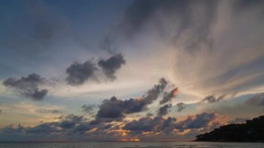 Zaman su gibi akıp gidiyor. Sarı renkte bir günbatımı bulutu oluşuyor. Zaman akıp gidiyor. Güzel günbatımlarına sersemletici gökyüzünde yüzen yumuşak bulutlar eşlik ediyor.