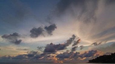 Zaman su gibi akıp gidiyor. Sarı renkte bir günbatımı bulutu oluşuyor. Zaman akıp gidiyor. Güzel günbatımlarına sersemletici gökyüzünde yüzen yumuşak bulutlar eşlik ediyor.