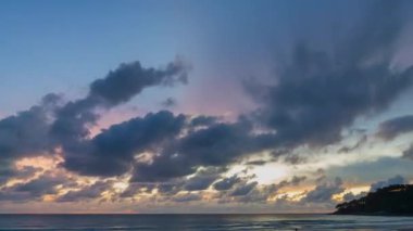 Zaman su gibi akıp gidiyor. Sarı renkte bir günbatımı bulutu oluşuyor. Zaman akıp gidiyor. Güzel günbatımlarına sersemletici gökyüzünde yüzen yumuşak bulutlar eşlik ediyor.