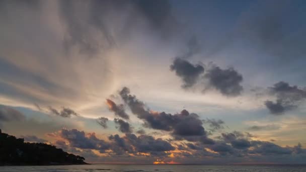 Zeitraffer Eine Wolkenformation Bei Sonnenuntergang Gelb Zeitraffer Schöne Sonnenuntergänge Werden — Stockvideo