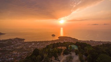Güneş, okyanusun üzerindeki bulutların arasından parlıyor Büyük Buda 'da.