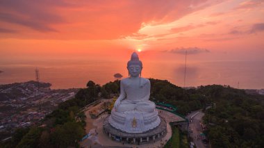 Phuket Büyük Buda 'da Phuket' in güzel pembe gündoğumunda inanılmaz renkli bulut