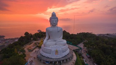 Phuket Büyük Buda 'da Phuket' in güzel pembe gündoğumunda inanılmaz renkli bulut