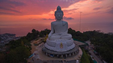 Phuket Büyük Buda 'da Phuket' in güzel pembe gündoğumunda inanılmaz renkli bulut