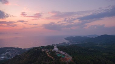 Phuket Büyük Buda 'da Phuket' in güzel pembe gündoğumunda inanılmaz renkli bulut