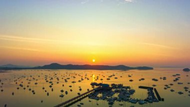 .Gündoğumunda Chalong rıhtımının üzerindeki hava hiperhız manzarası güzel altın gökyüzü. Gün doğumu, tatlı sarı renkli ışık ışınları ve diğer atmosferik etkilerle. .boat arka planı. renk renk gökyüzü dokusu.