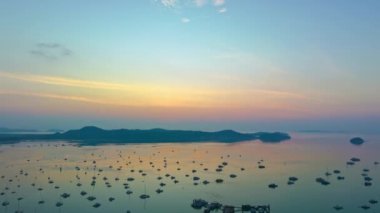 .Gündoğumunda Chalong rıhtımının üzerindeki hava hiperhız manzarası güzel altın gökyüzü. Gün doğumu, tatlı sarı renkli ışık ışınları ve diğer atmosferik etkilerle. .boat arka planı. renk renk gökyüzü dokusu.