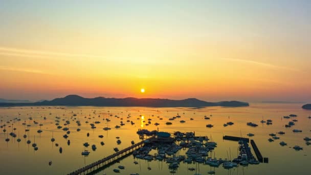 Luftaufnahme Des Wunderschönen Goldenen Himmels Über Dem Chalong Pier Bei — Stockvideo