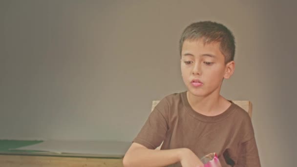 Menino Sentou Comeu Popcorn Boy Delicioso Que Olha Para Telefone — Vídeo de Stock