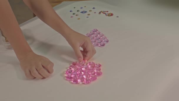 Çocuk Stüdyoda Yüksek Kaliteli Video Yapmak Için Elmasları Dikkatlice Kullanıyor — Stok video