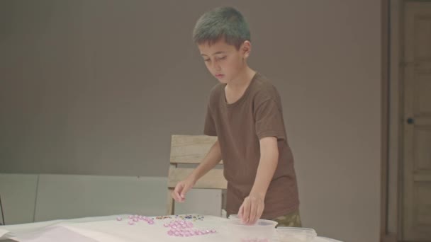 Anak Itu Dengan Hati Hati Menggunakan Berlian Untuk Membuat Surat — Stok Video