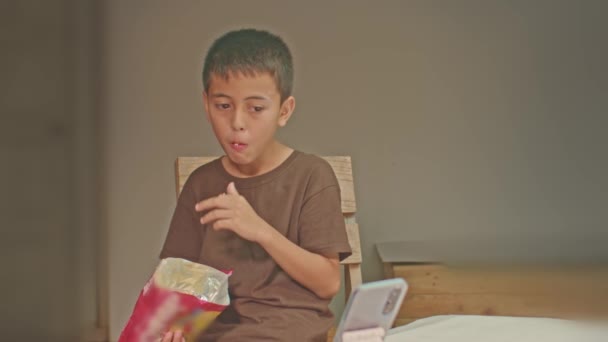 Мальчик Сидел Вкусный Попкорн Мальчик Смотрел Мобильный Телефон Попкорн Мальчик — стоковое видео