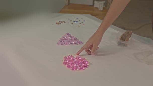 Menino Usa Cuidadosamente Diamantes Para Fazer Letras Studio High Qualidade — Vídeo de Stock