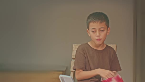 Anak Itu Duduk Dan Makan Popcorn Boy Lezat Menatap Ponsel — Stok Video