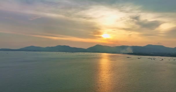 空中俯瞰美丽的五彩斑斓的云彩在黄天落日的海面上 — 图库视频影像