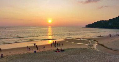 Güneş batarken Karon plajının üzerindeki hava manzarası inanılmaz sarı gökyüzü. Sarı güneş kanalın yüzeyinden yansıyor. Gün batımında parlak sarı bir fantezi hayal edin..