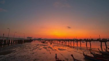 Chalong Piercingleri 'ndeki adaların üzerinde hava hiper yanılma manzarası var. Chalong limanında bir tekne parkı var. Görkemli gündoğumu manzarası. Doğanın inanılmaz ışığı bulutlu.