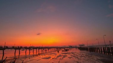 Chalong Piercingleri 'ndeki adaların üzerinde hava hiper yanılma manzarası var. Chalong limanında bir tekne parkı var. Görkemli gündoğumu manzarası. Doğanın inanılmaz ışığı bulutlu.