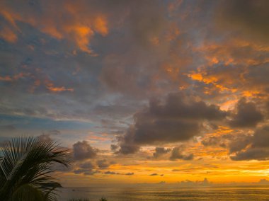Günbatımında okyanusun üzerindeki hava manzaralı renkli bulut.