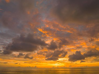 Günbatımında okyanusun üzerindeki hava manzaralı renkli bulut.