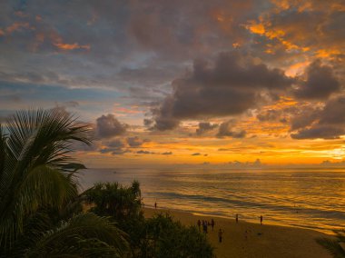 Günbatımında okyanusun üzerindeki hava manzaralı renkli bulut.