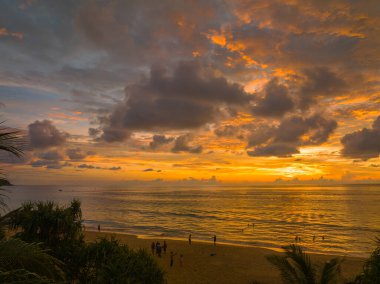 Günbatımında okyanusun üzerindeki hava manzaralı renkli bulut.