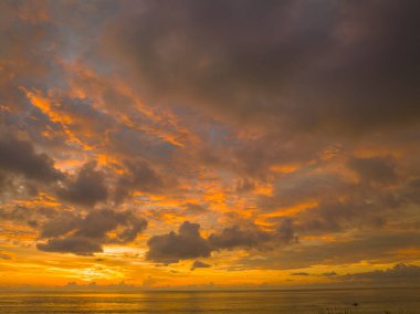 Günbatımında okyanusun üzerindeki hava manzaralı renkli bulut.