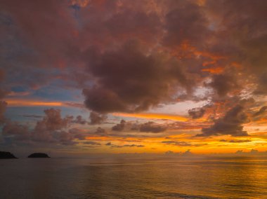 Günbatımında okyanusun üzerindeki hava manzaralı renkli bulut.