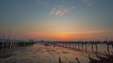 Chalong Piercingleri 'ndeki adaların üzerinde hava hiper yanılma manzarası var. Chalong limanında bir tekne parkı var. Görkemli gündoğumu manzarası. Doğanın inanılmaz ışığı bulutlu.