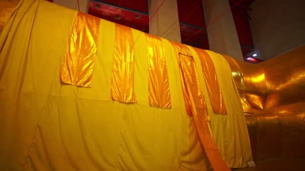 タイのワット ノンチャック ワラワン シンブリーのリクライニング ポジションで美しい黄金のブッダ パビリオンの美しいリクライニング姿勢は人々によって崇拝されています — ストック動画