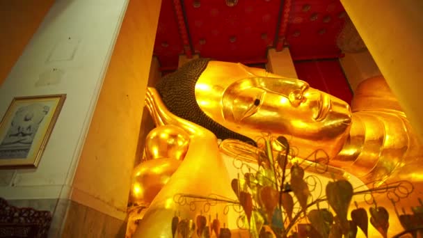 Όμορφη Χρυσή Κεφάλι Βούδα Μια Ανακλινόμενη Θέση Στο Wat Phra — Αρχείο Βίντεο